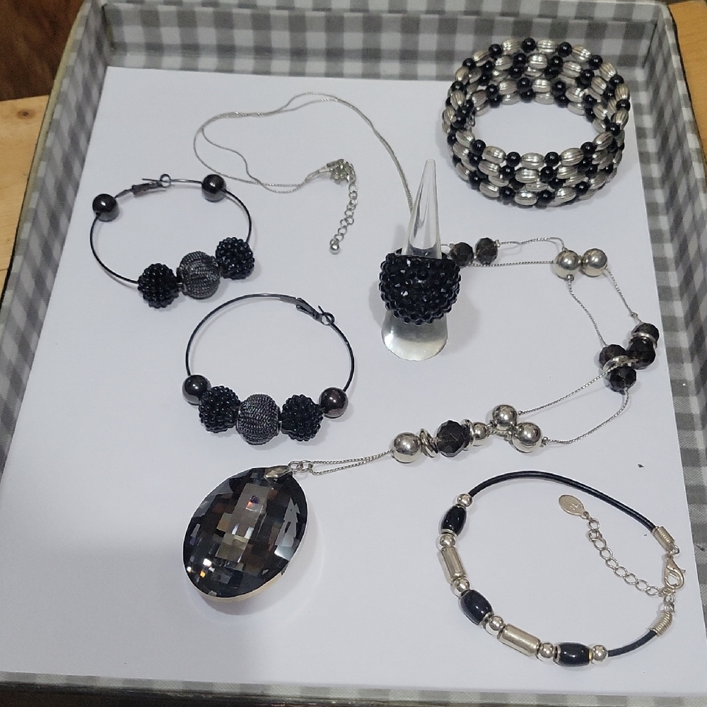 Elegant Black and Silver Jewelry Set